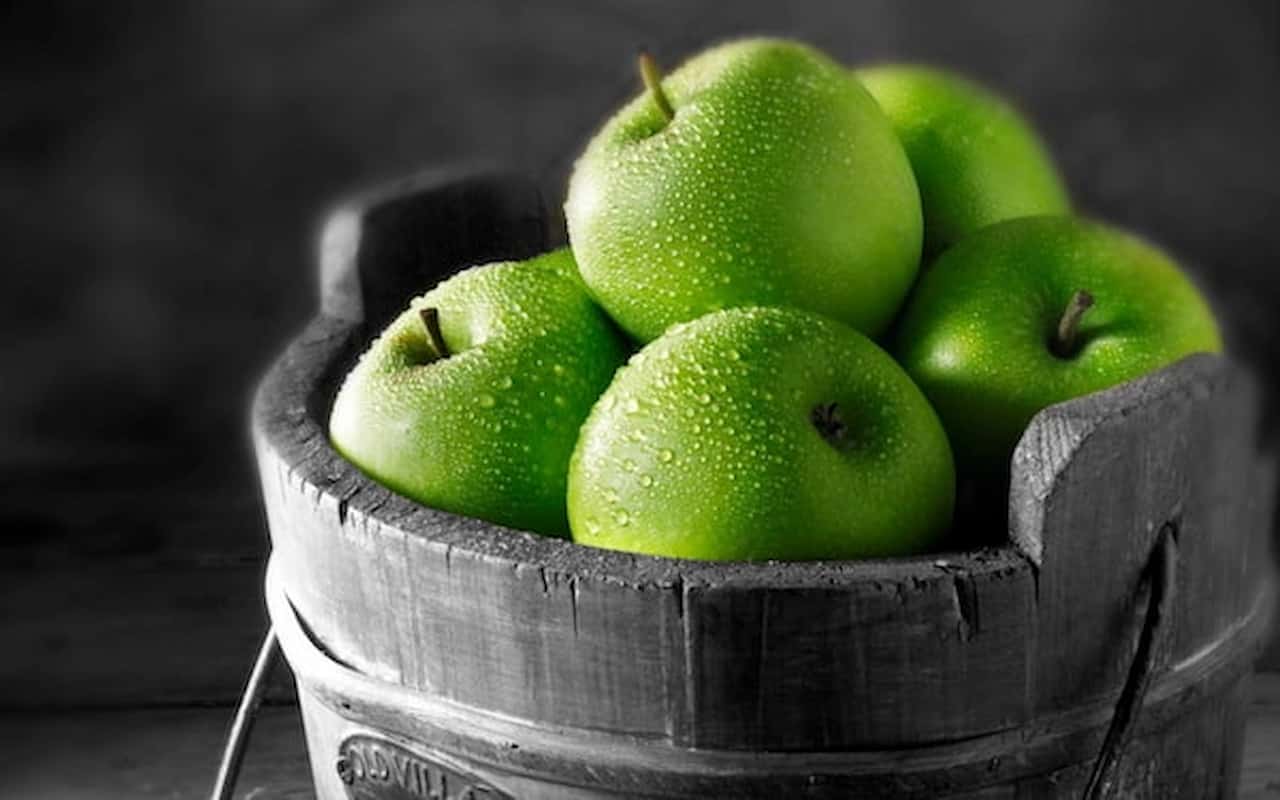 سیب سبز ترش با طعمی تازه و طبیعی